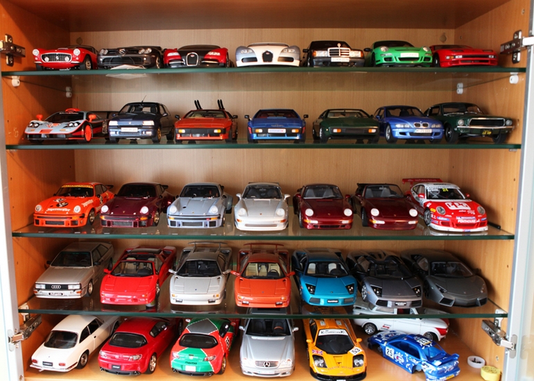 Exclusive-diecast-model-cars-in-vitrine-top-models.jpg