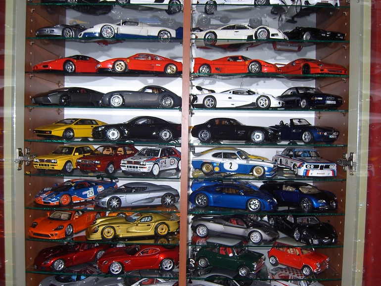vitrine-miniatures-die-cast-1-18-sport-racing-diecast-model-cars-2.JPG