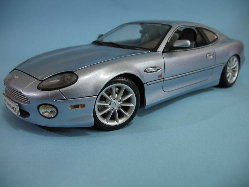 MaistoAstonMartinDB7VantageWithCust.jpg
