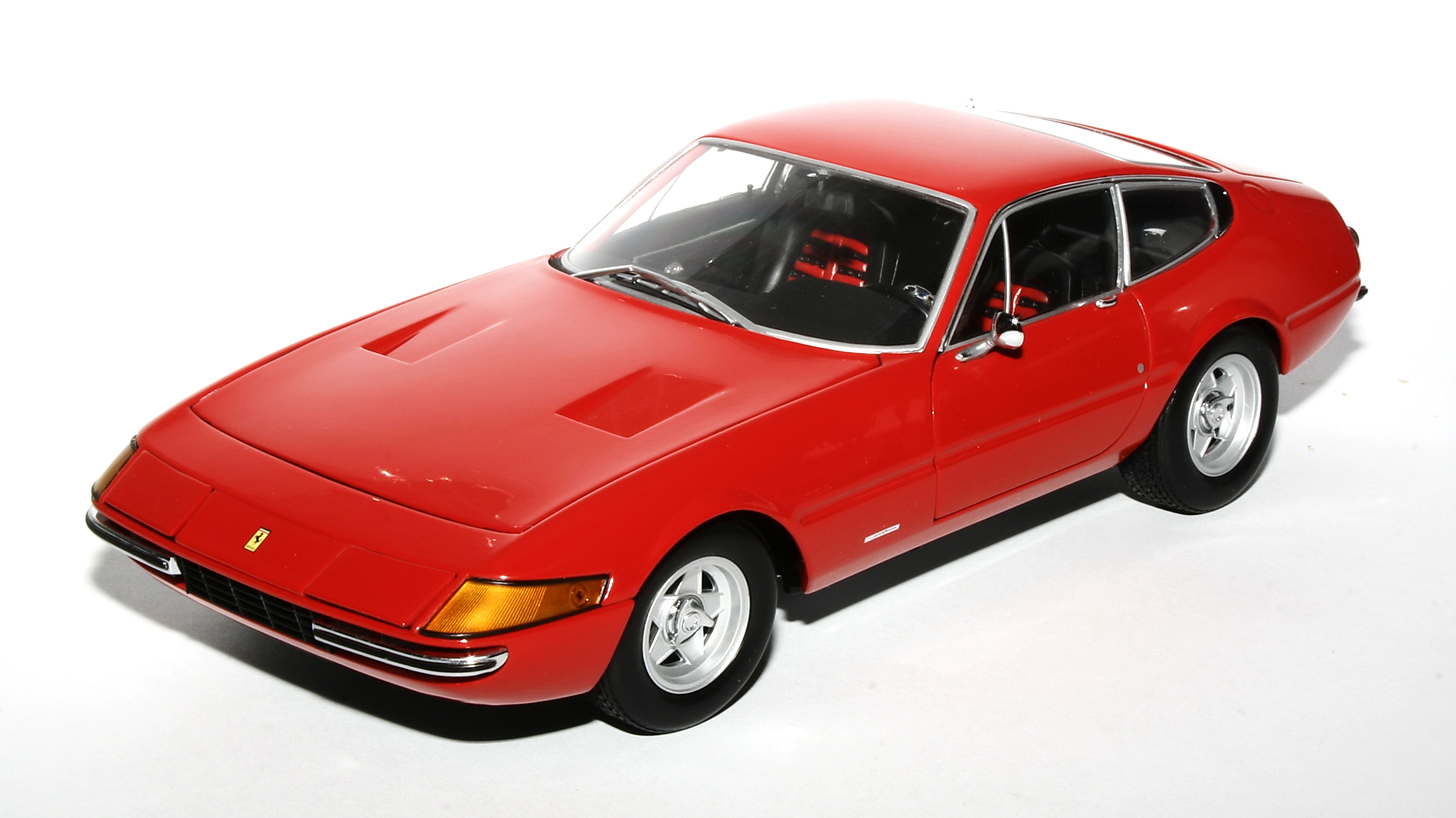 007_Kyosho_Ferrari 365 GTB_4 Daytona.JPG