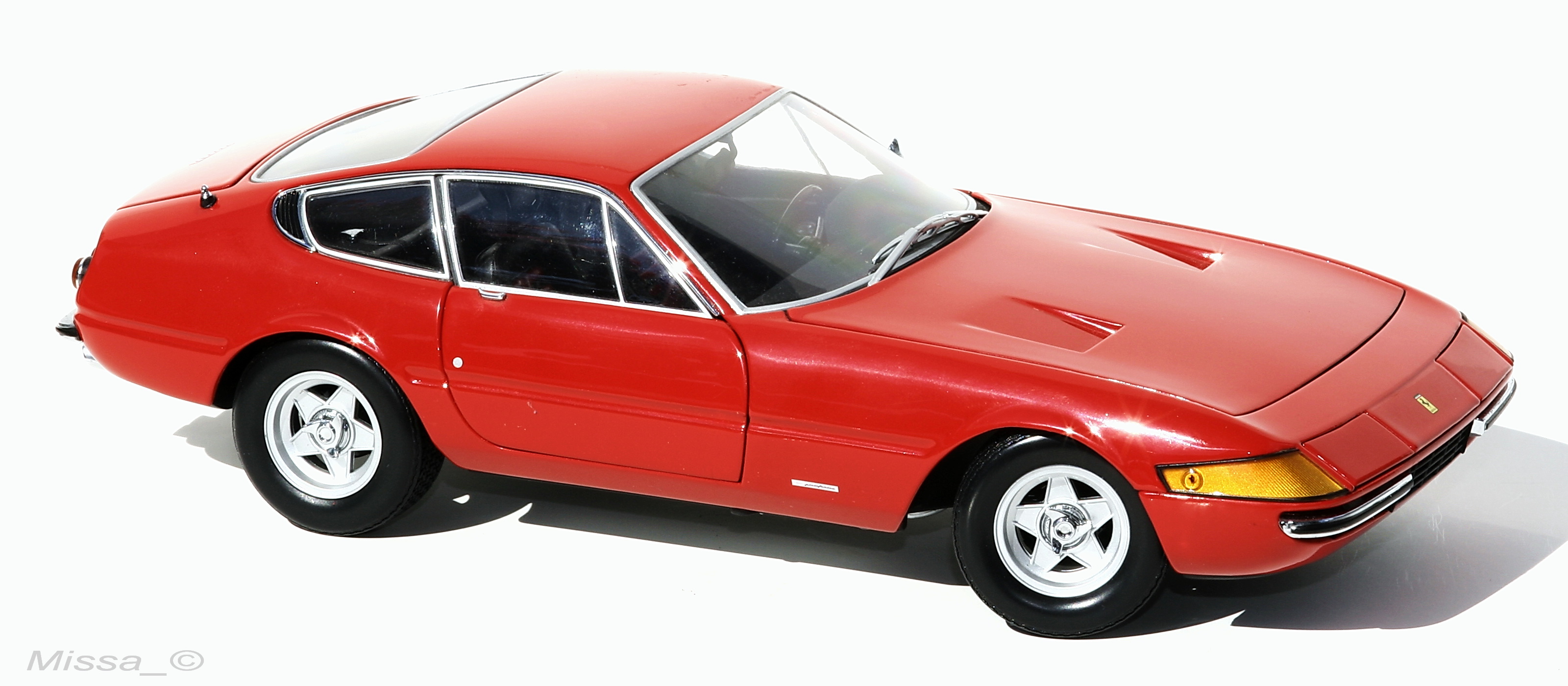 001_Kyosho_Ferrari 365 GTB4_Daytona.JPG