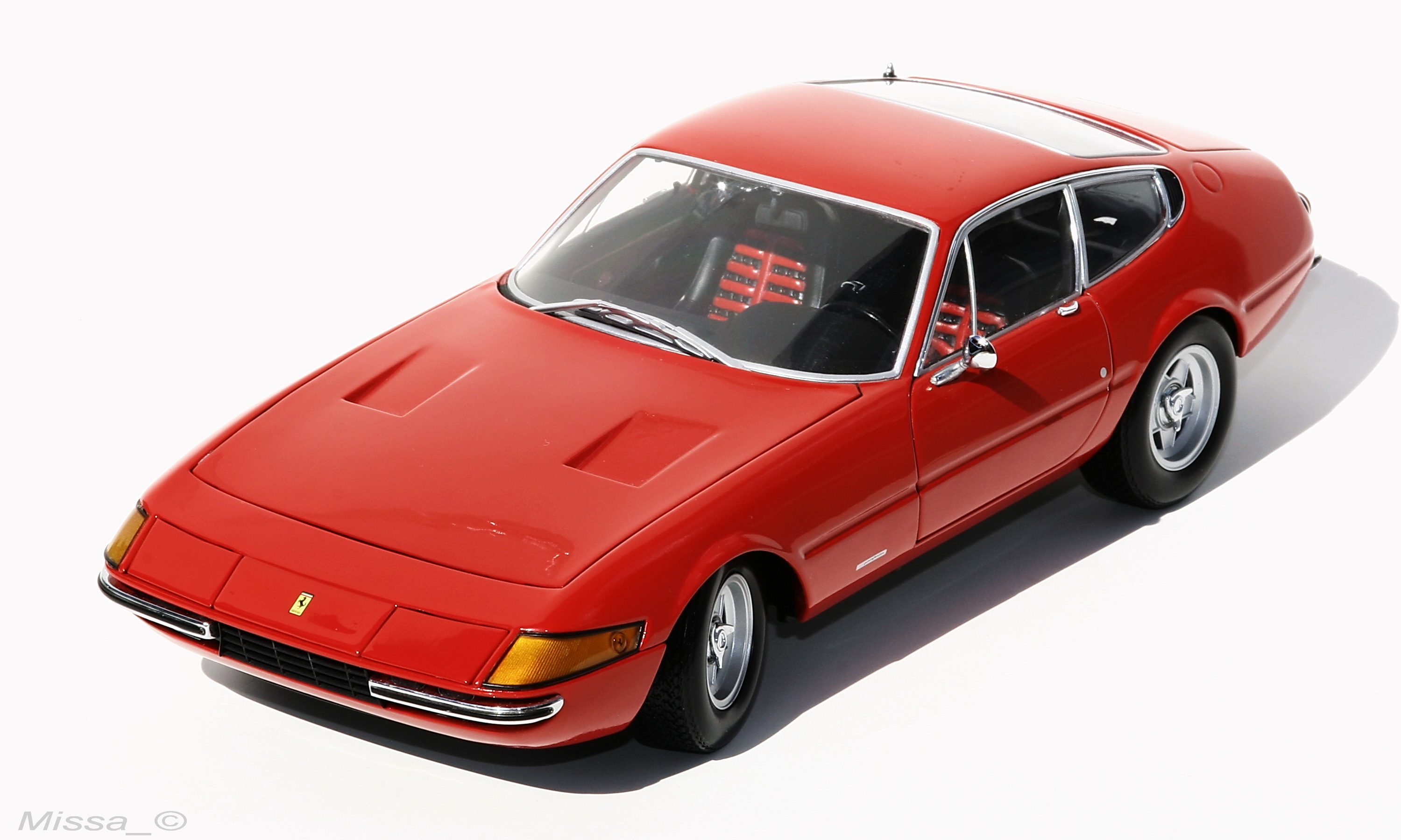 012_Kyosho_Ferrari 365 GTB4_Daytona.JPG