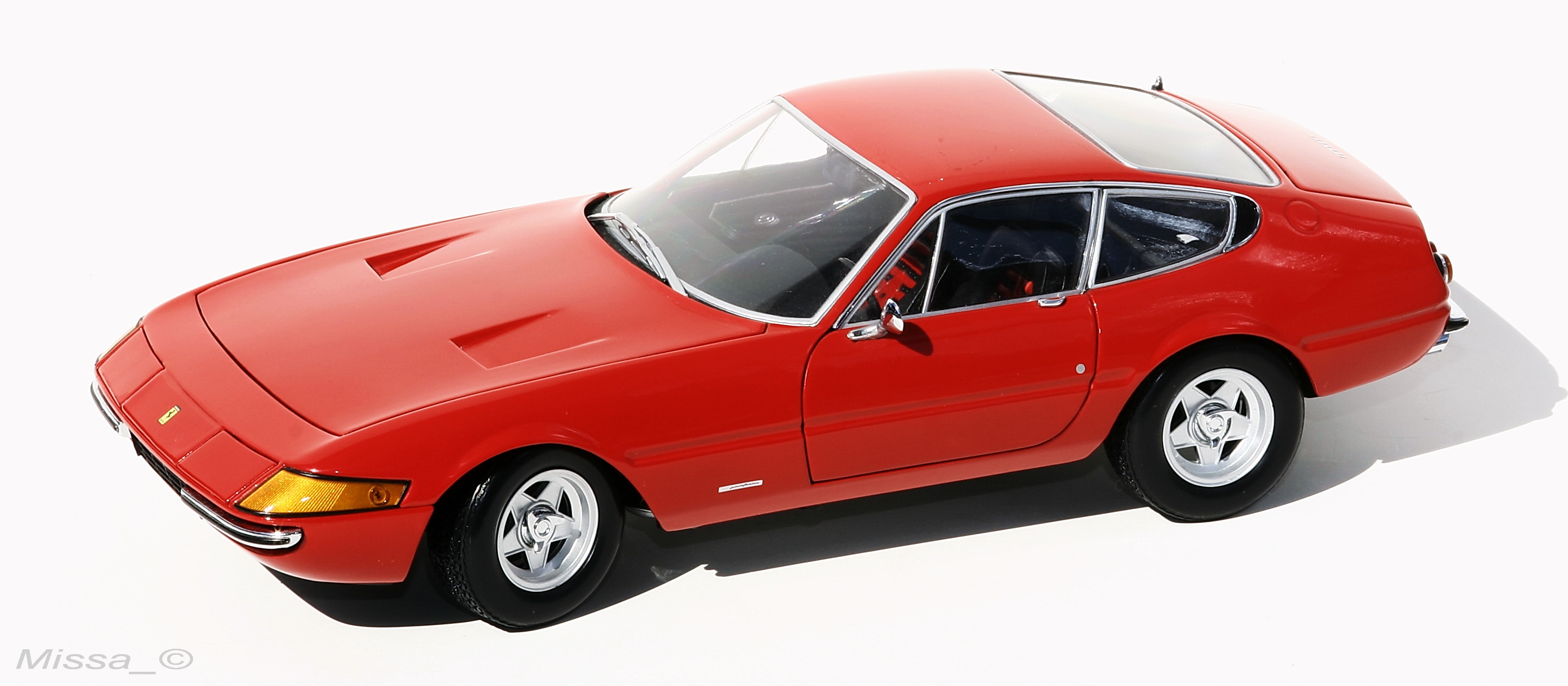 014_Kyosho_Ferrari 365 GTB4_Daytona.JPG