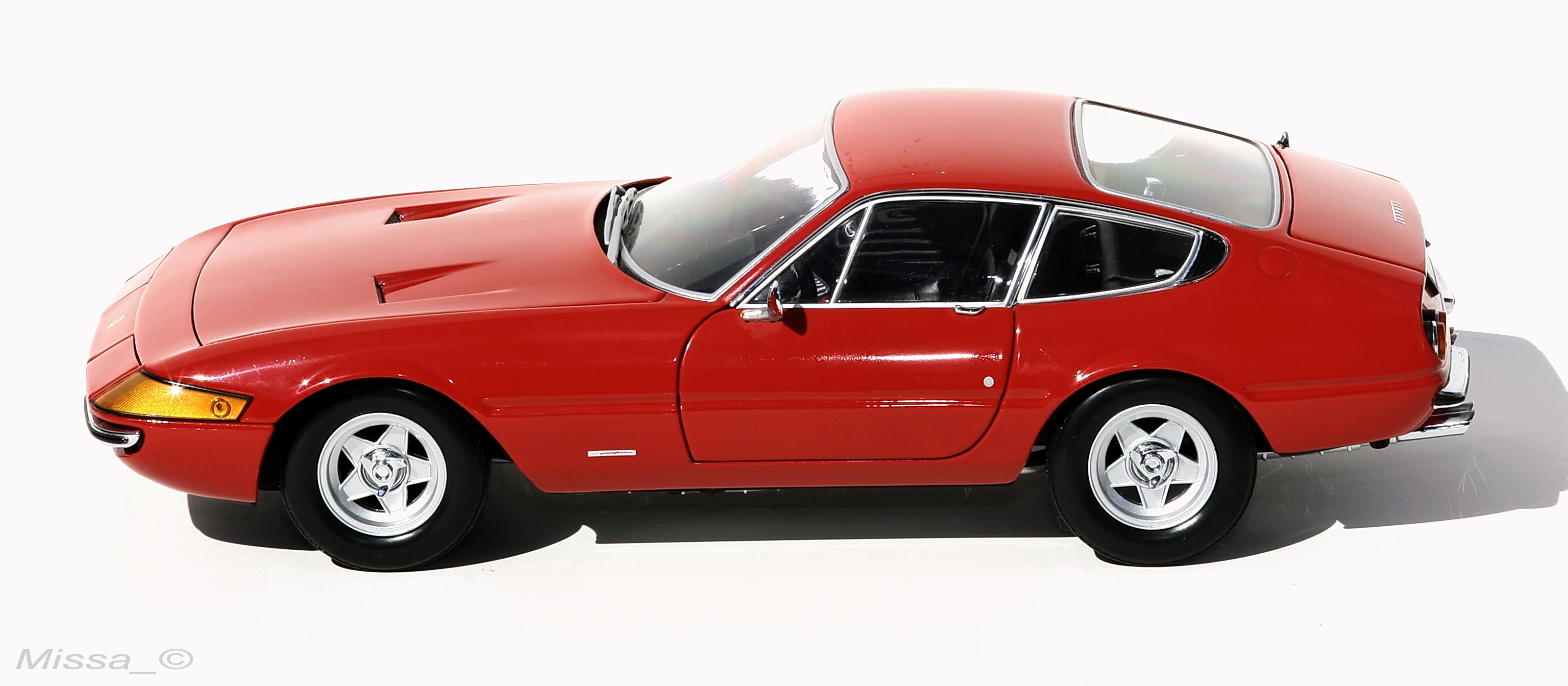 016_Kyosho_Ferrari 365 GTB4_Daytona.JPG
