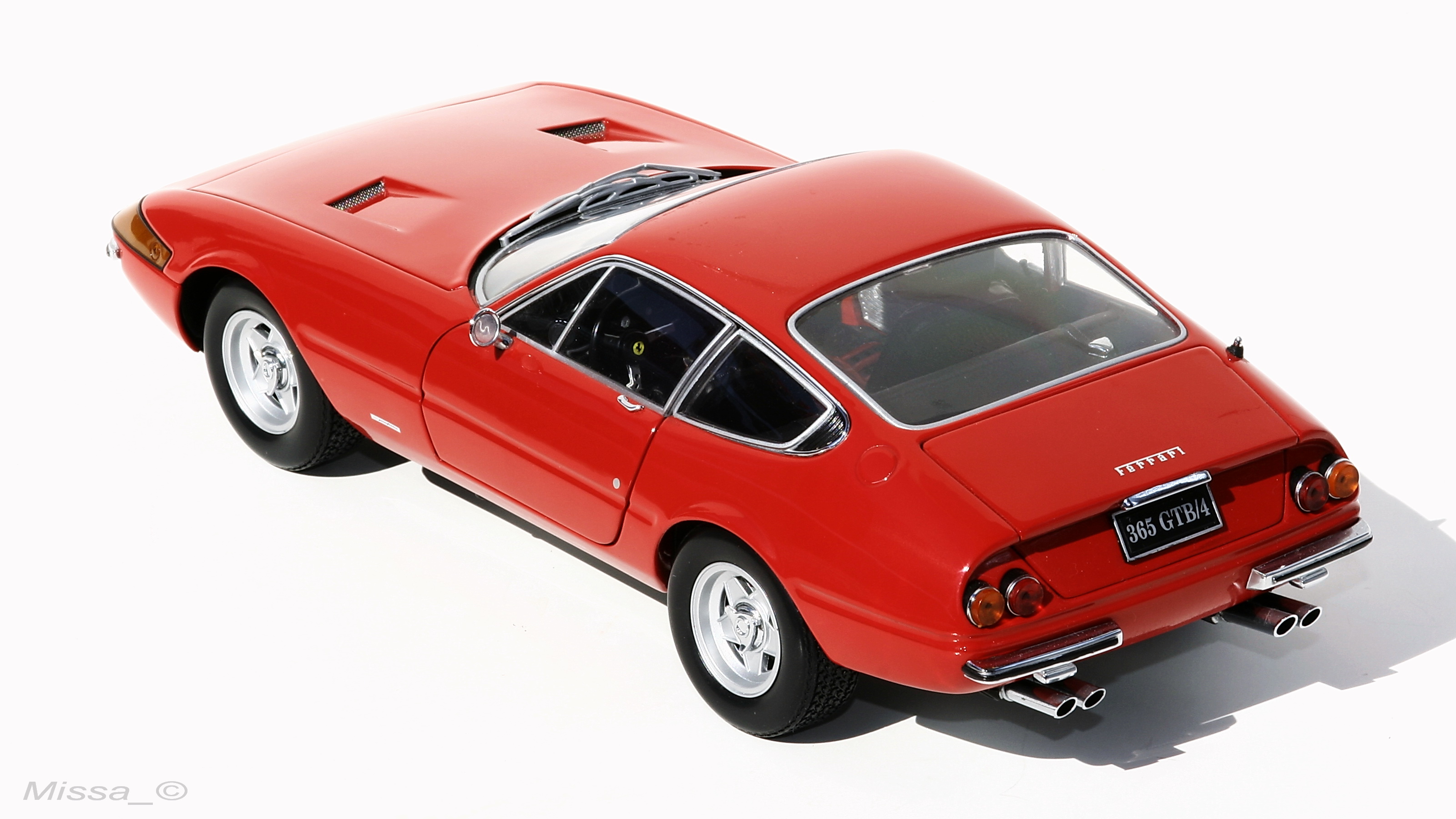 019_Kyosho_Ferrari 365 GTB4_Daytona.JPG
