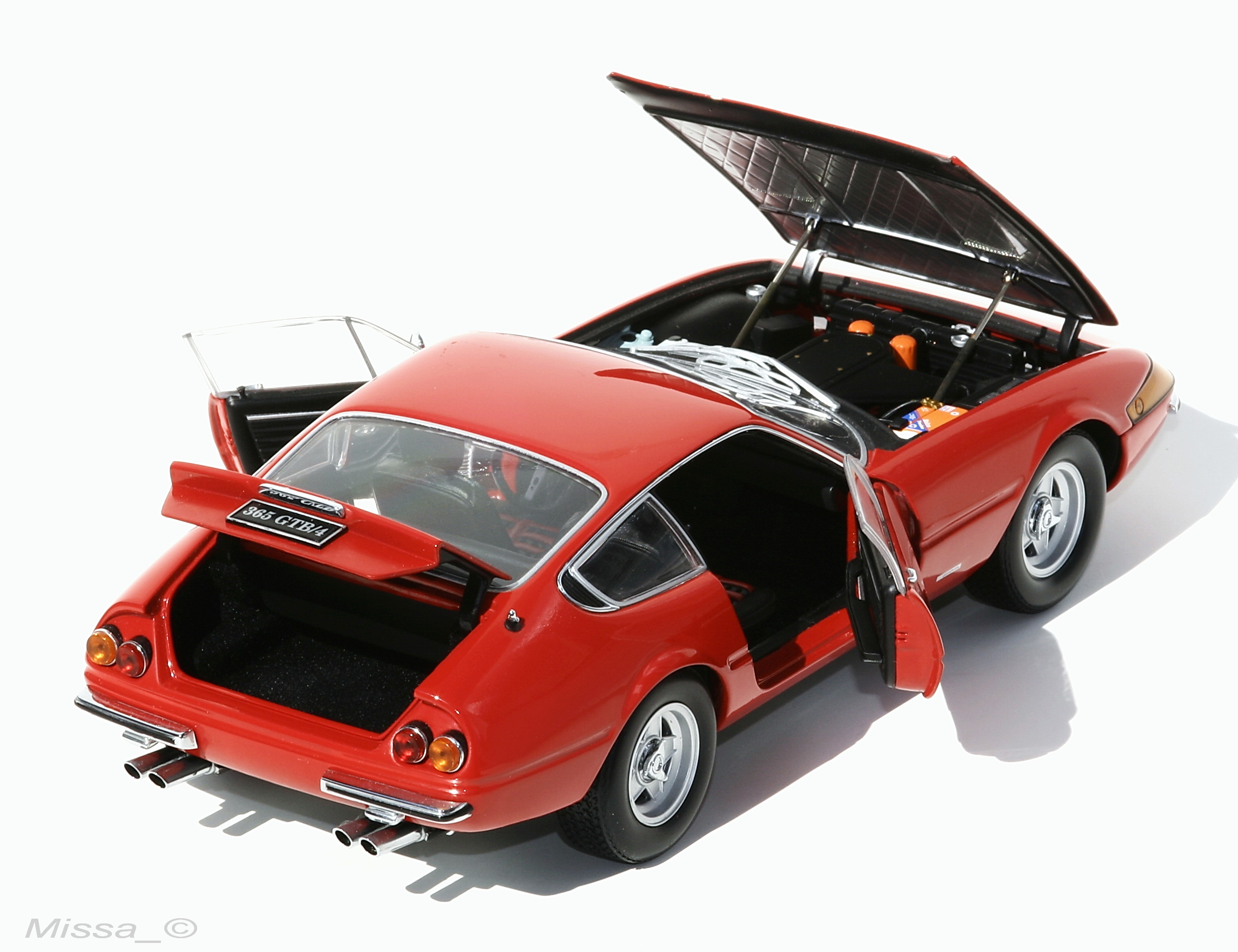 031_Kyosho_Ferrari 365 GTB4_Daytona.JPG