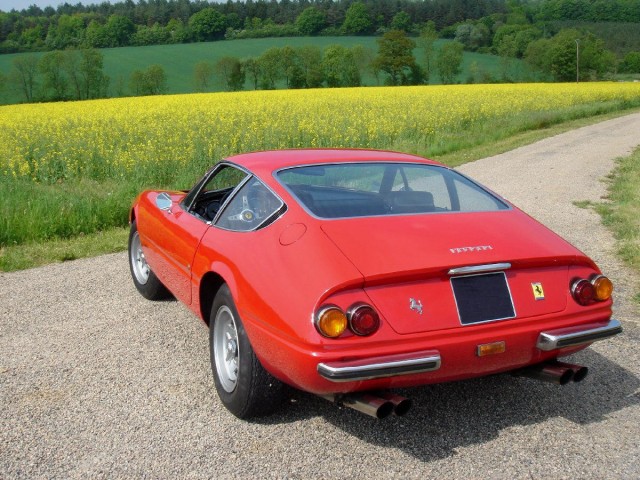 ferrari-daytona_red-black_plexi_rear.JPG