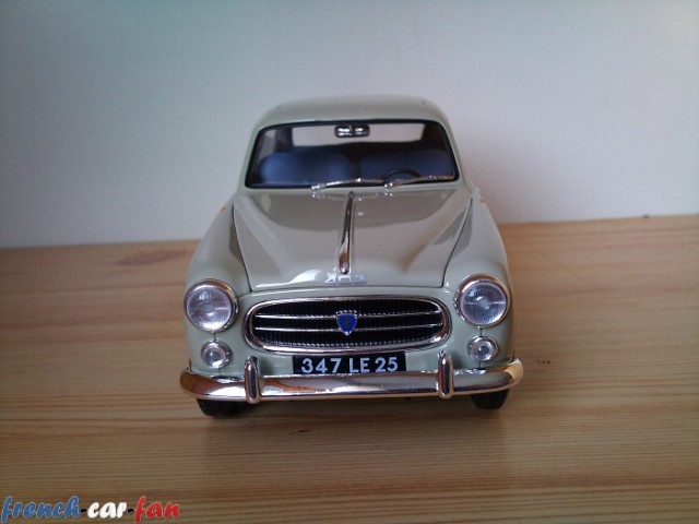 Peugeot 403 Berline (3).jpg