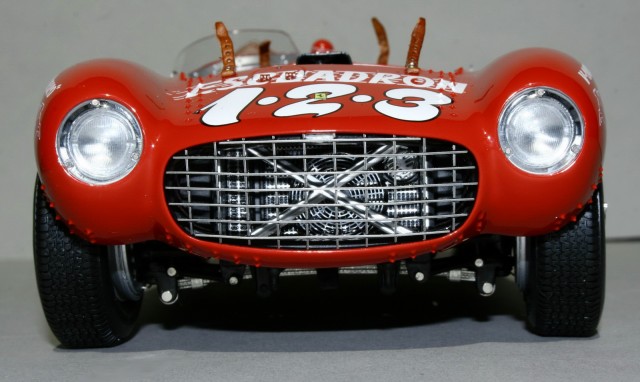 A maci szája. Torkában a hűtő és az acél membrános kürt.