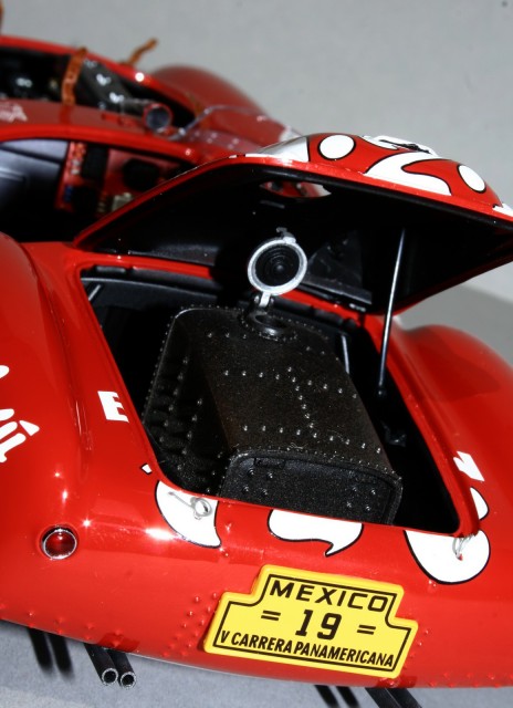 A benzint, ugye csak nyitott tanksapkánál lehet betölteni. Még 1:18 méretarányban is!