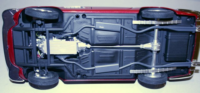 Az alja azért közel sem olyan részletezett mint egy Kyosho, vagy BBR termék. Az alapok meg vannak és ügyeltek arra is, hogy a korabeli "virsli" gumik legyenek a szép küllös felniken. Azért belegondolni is rossz, hogy mennyire volt vezethető az 5 literes, szerintem több mint 2 tonnás autó.