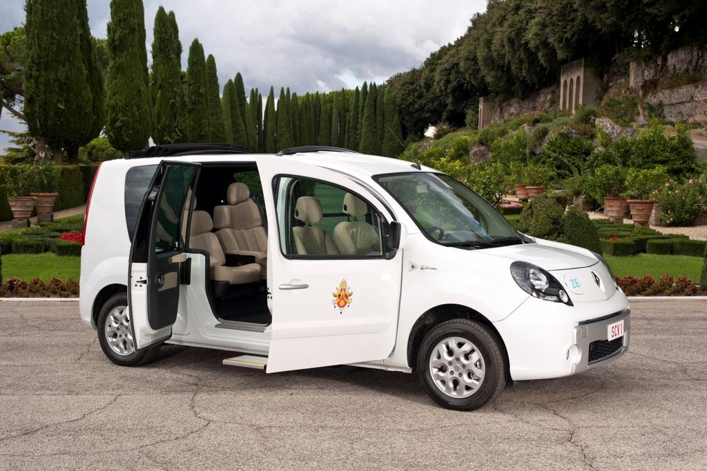 Pope-benedict-XVI-electric-popemobile_01.jpg